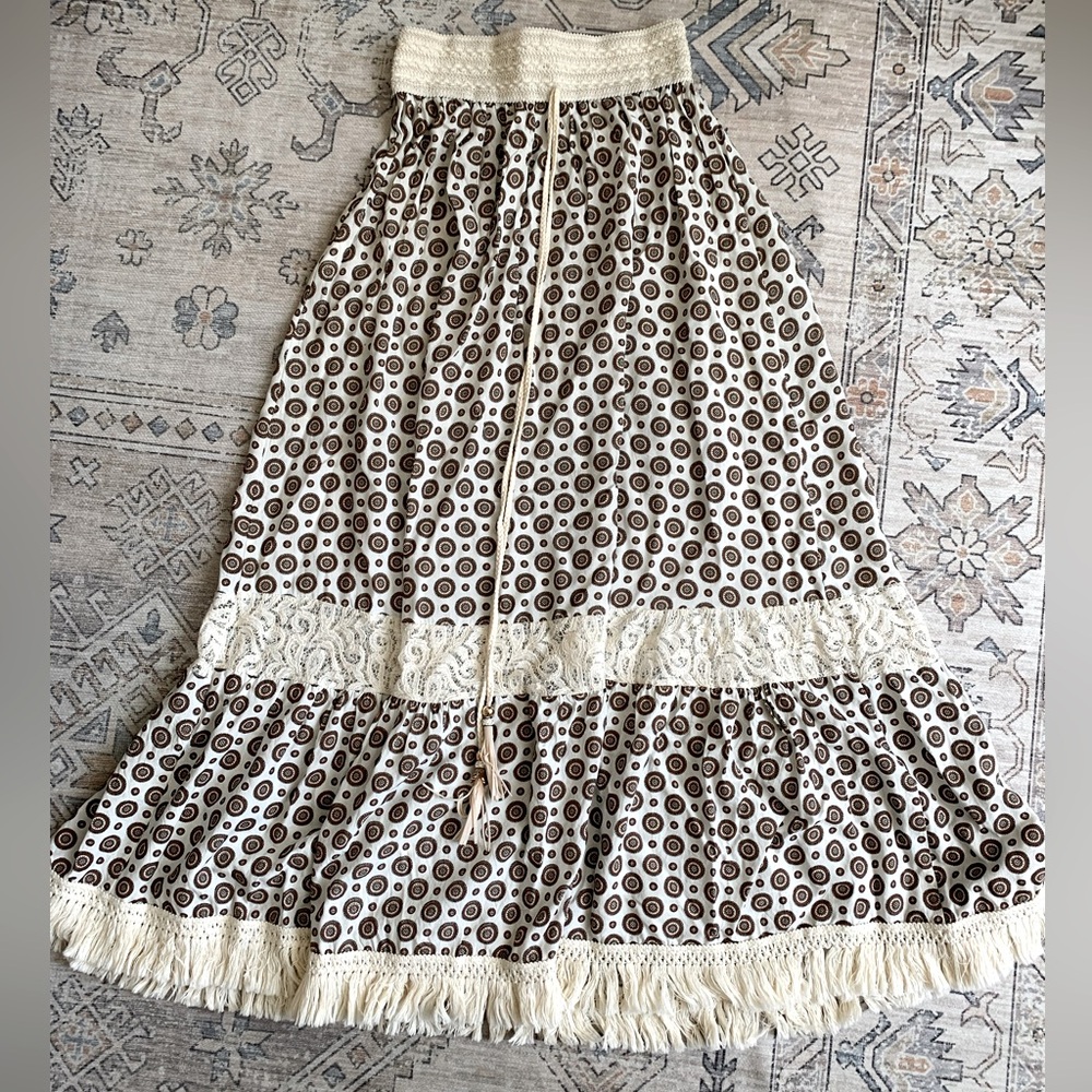 Maxi skirt with lace detail and fringe hem